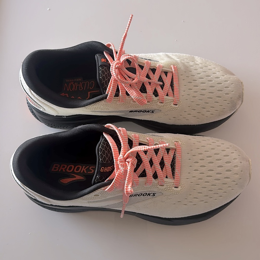 Brooks Ghost Women's Running Shoes in Light Gray with Pink Accents - Picture 5 of 7
